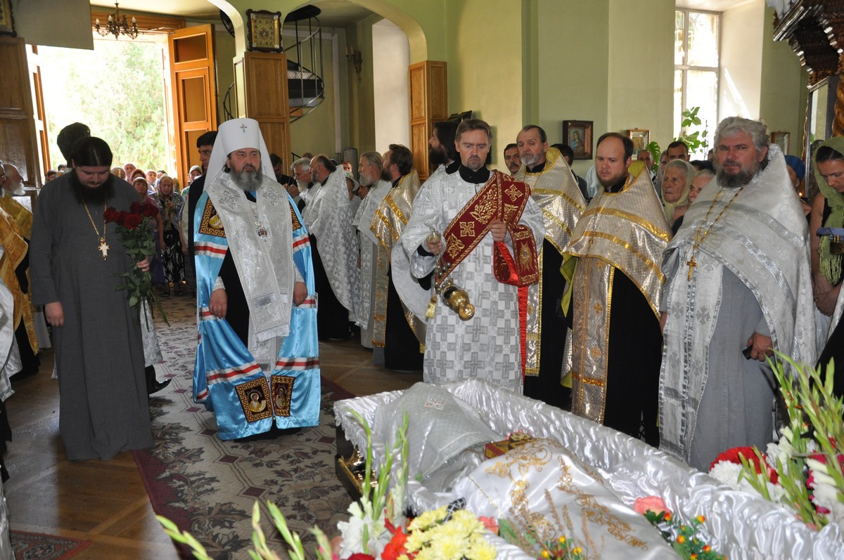 Духовника Херсонской епархии УПЦ похоронили у алтарной стены Екатерининского собора (фото)