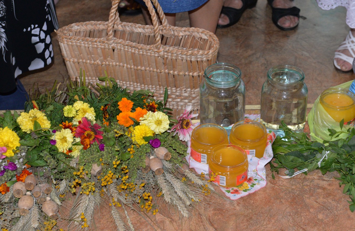 В Свято-Духовском соборе Херсона освятили мед и зелие (фото)
