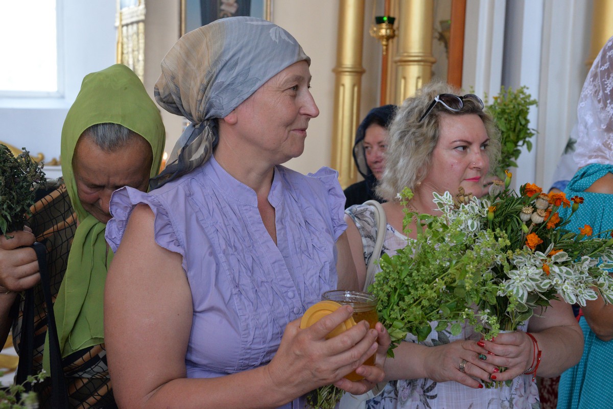 В Свято-Духовском соборе Херсона освятили мед и зелие (фото)