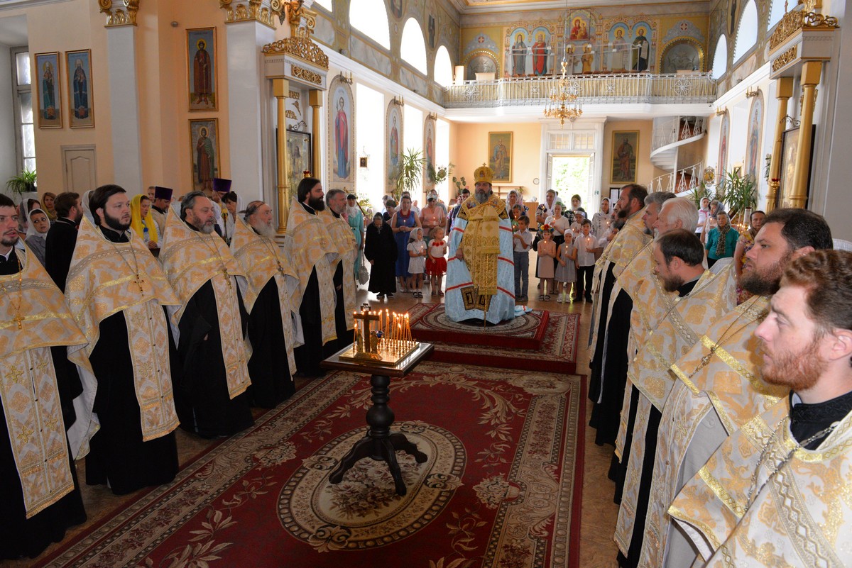В Свято-Духовском соборе Херсона совершили молебен о мире в Украине