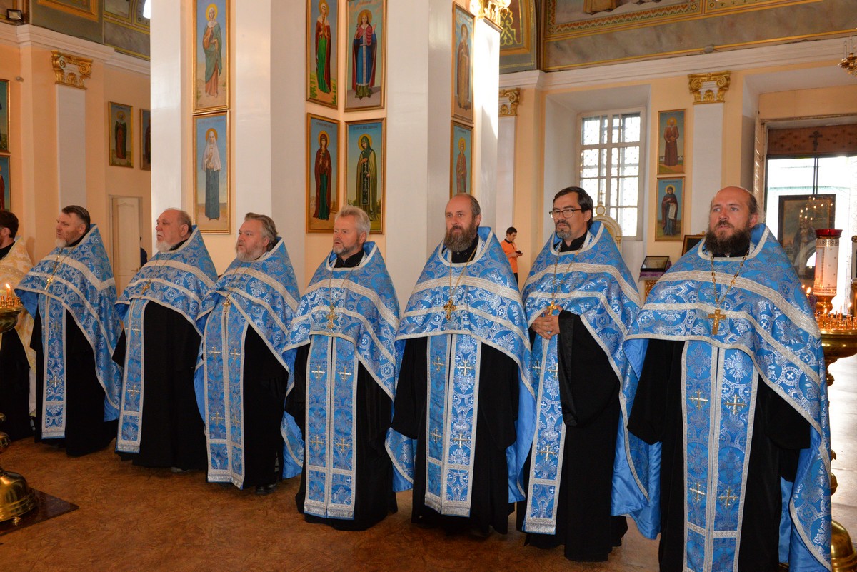 В Свято-Духовском соборе Херсона совершили молебен о мире в Украине