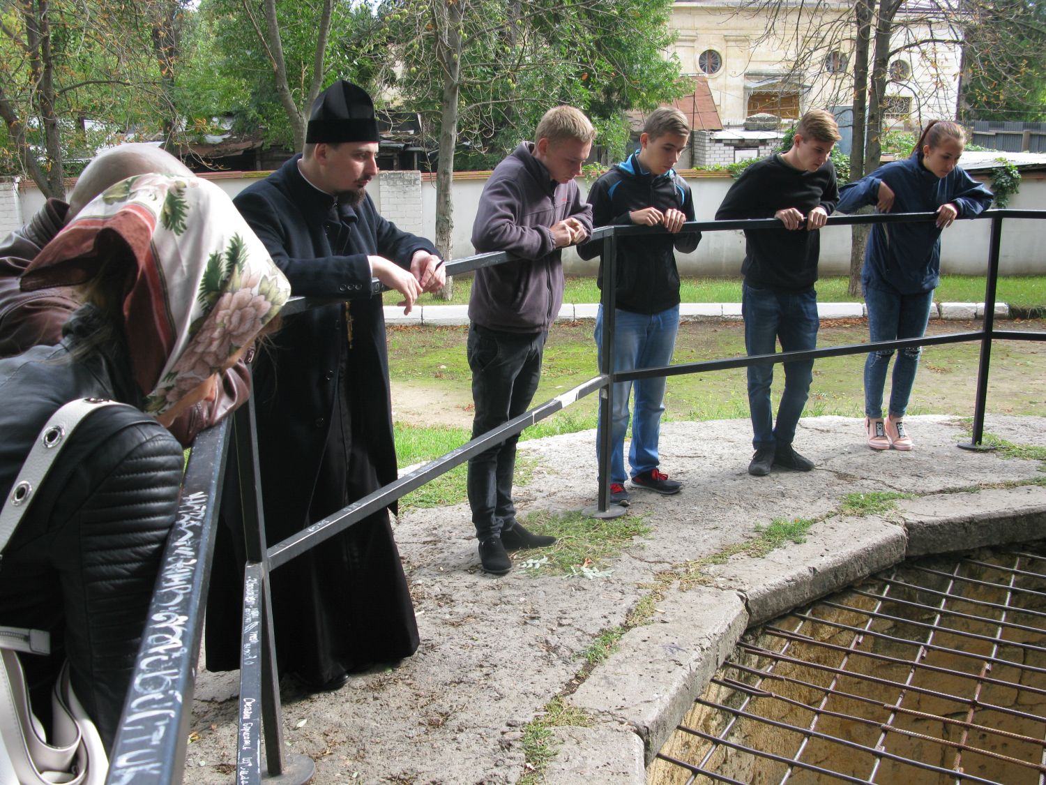 Для студентов и преподавателей ХГАУ устроили экскурсию по храмам Херсона
