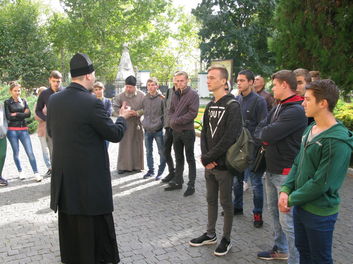 Для студентов и преподавателей ХГАУ устроили экскурсию по храмам Херсона