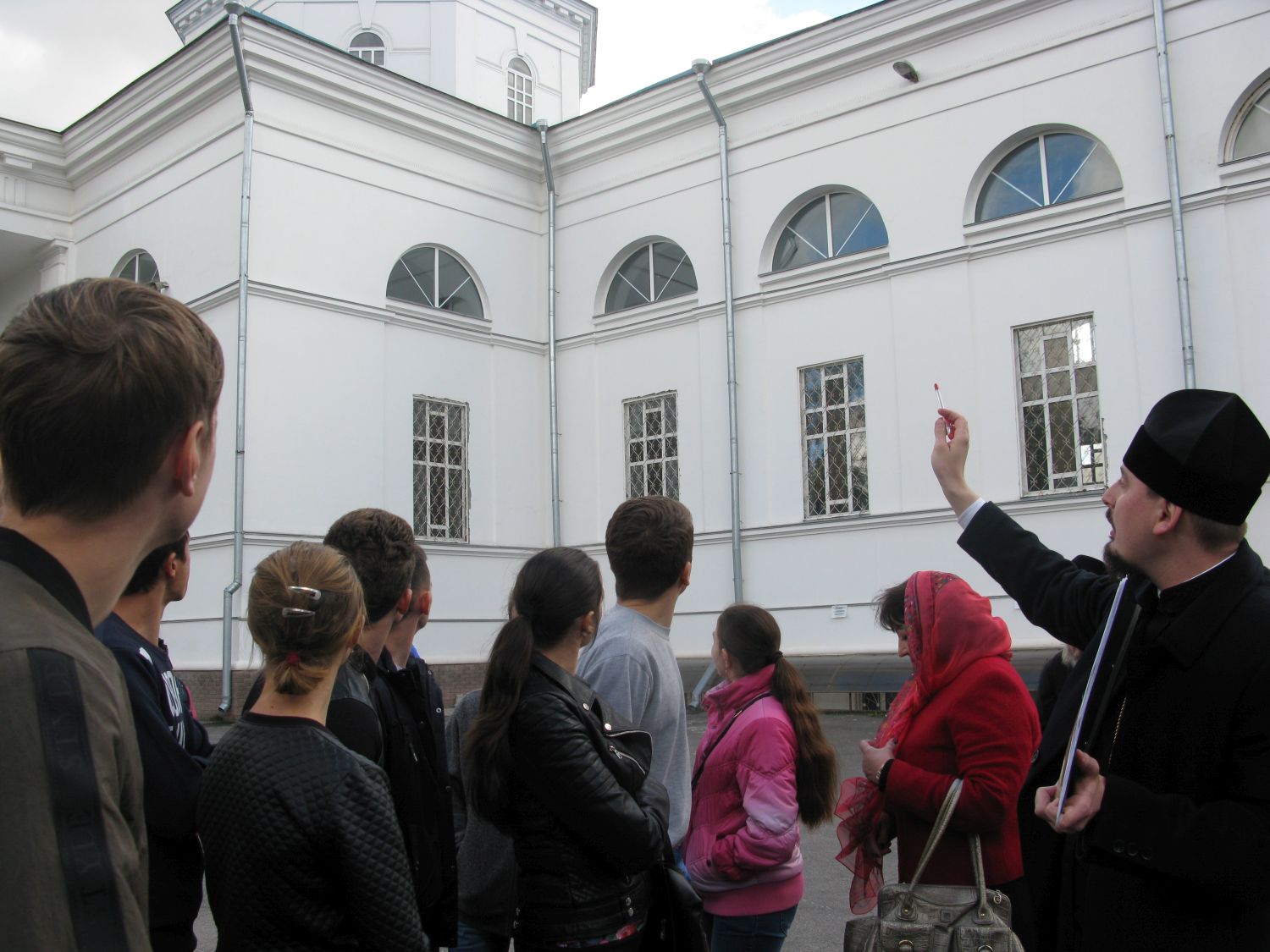 Для студентов и преподавателей ХГАУ устроили экскурсию по храмам Херсона