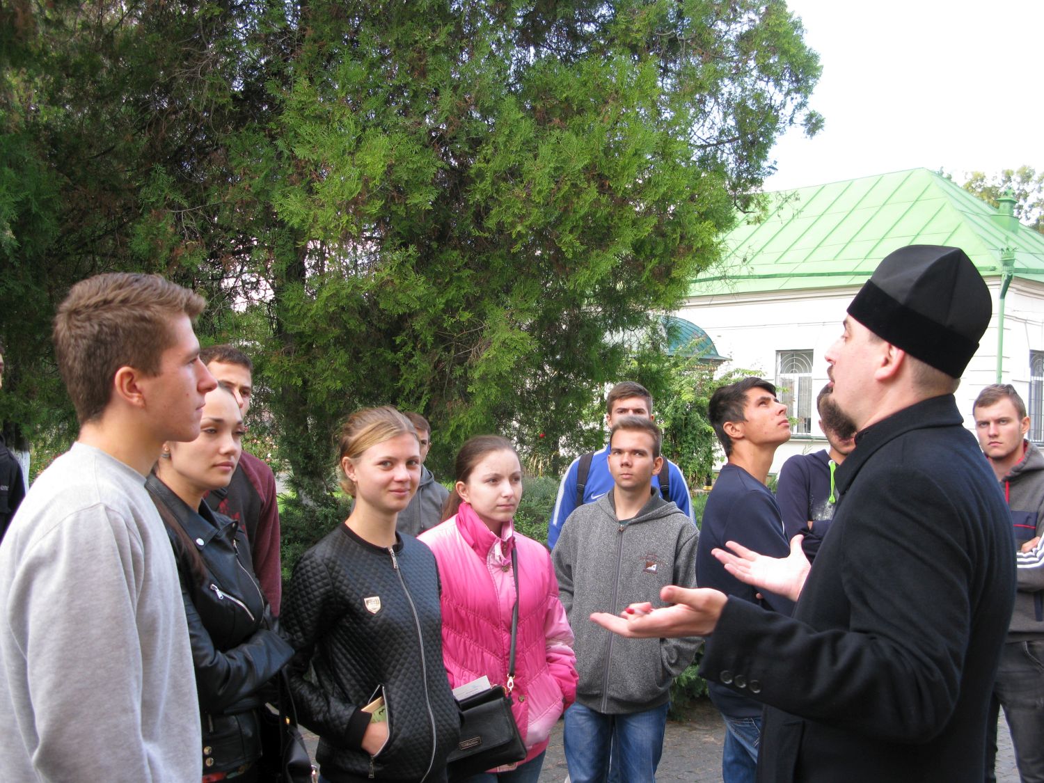Для студентов и преподавателей ХГАУ устроили экскурсию по храмам Херсона