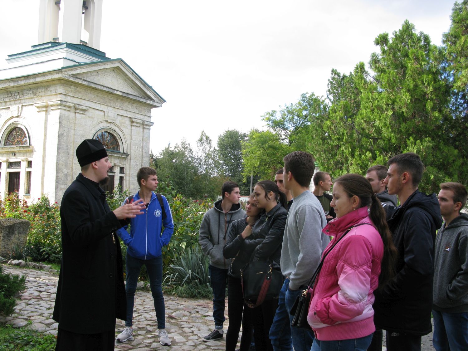 Для студентов и преподавателей ХГАУ устроили экскурсию по храмам Херсона