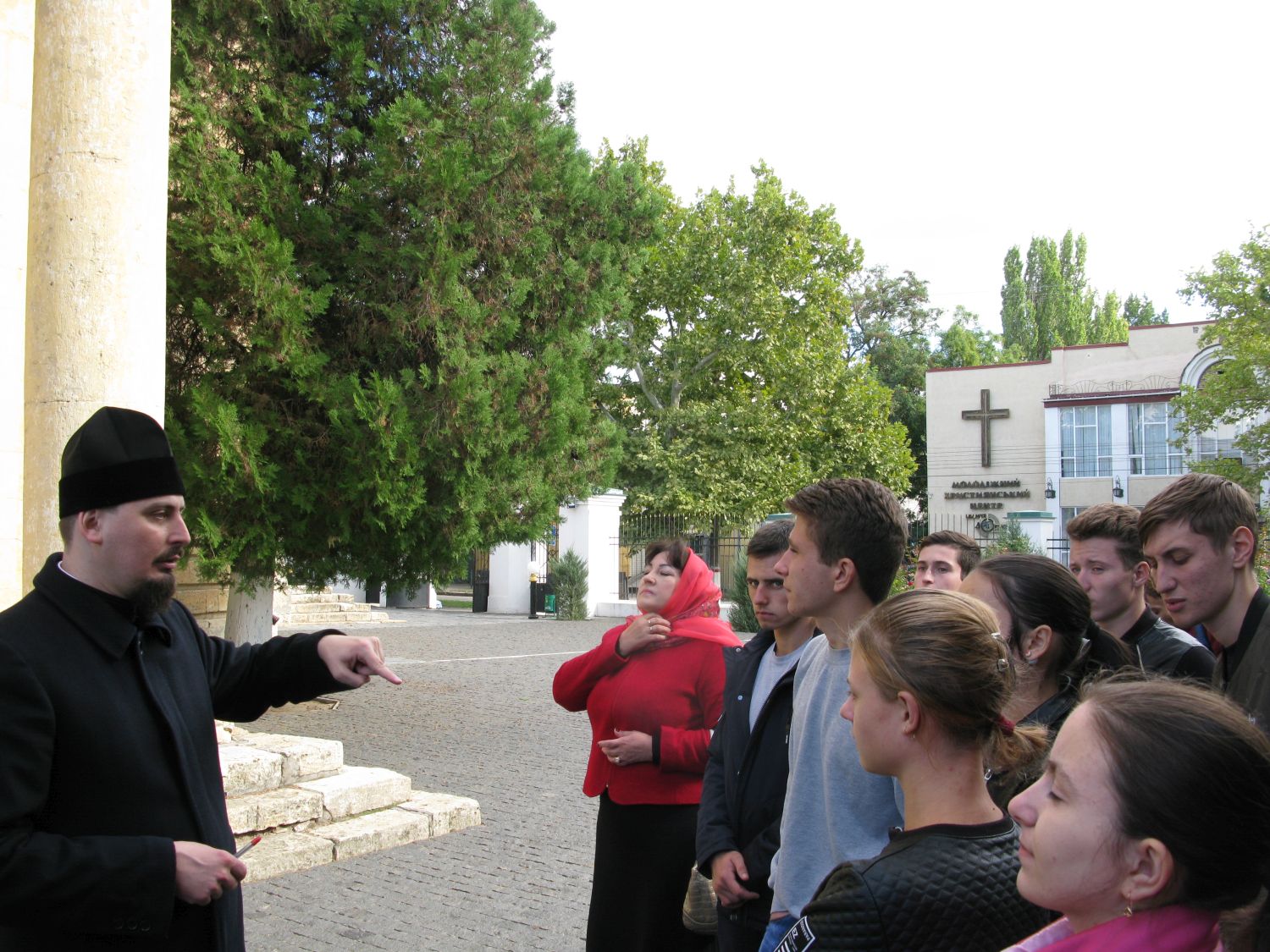 Для студентов и преподавателей ХГАУ устроили экскурсию по храмам Херсона