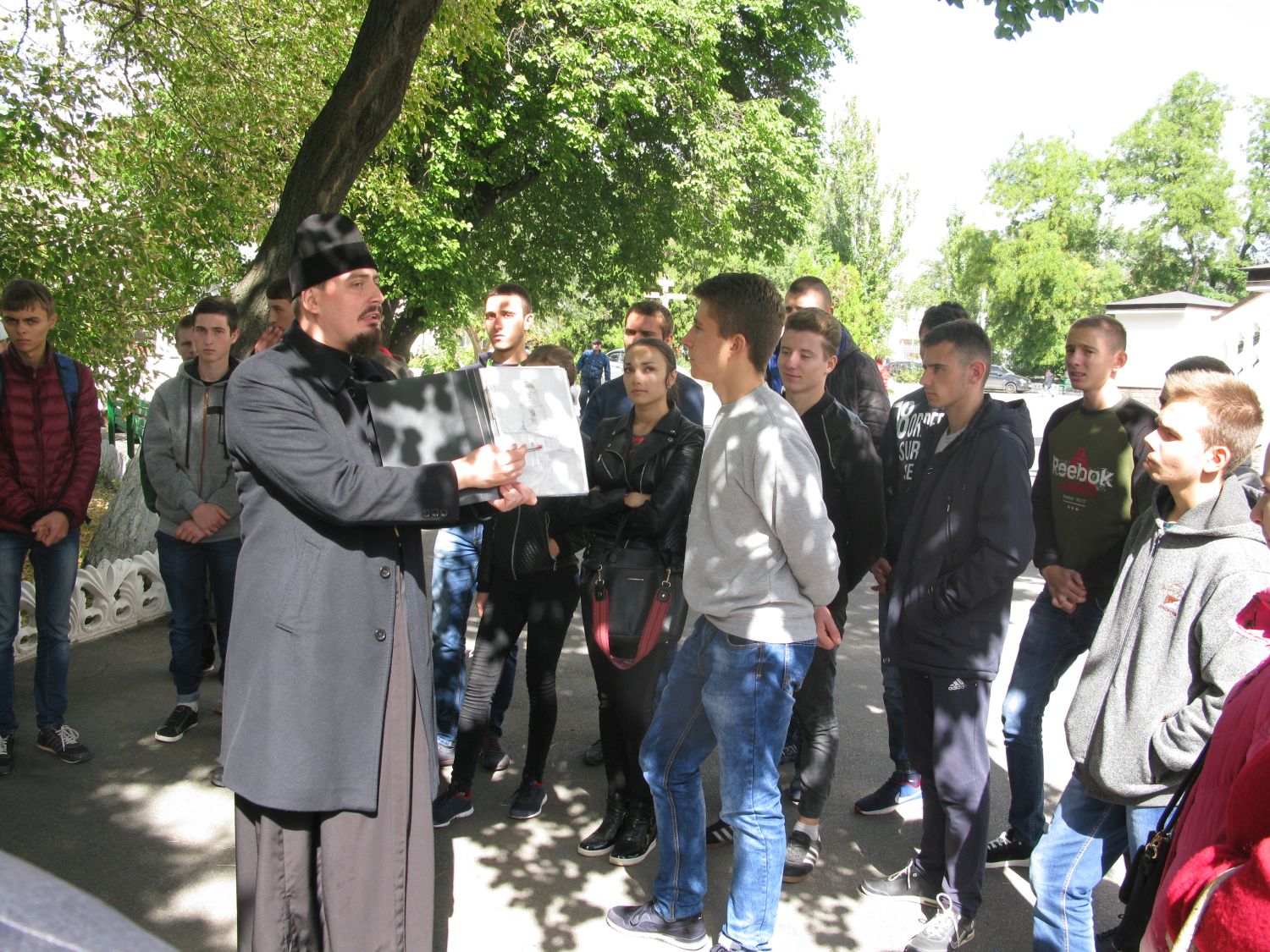 Для студентов и преподавателей ХГАУ устроили экскурсию по храмам Херсона