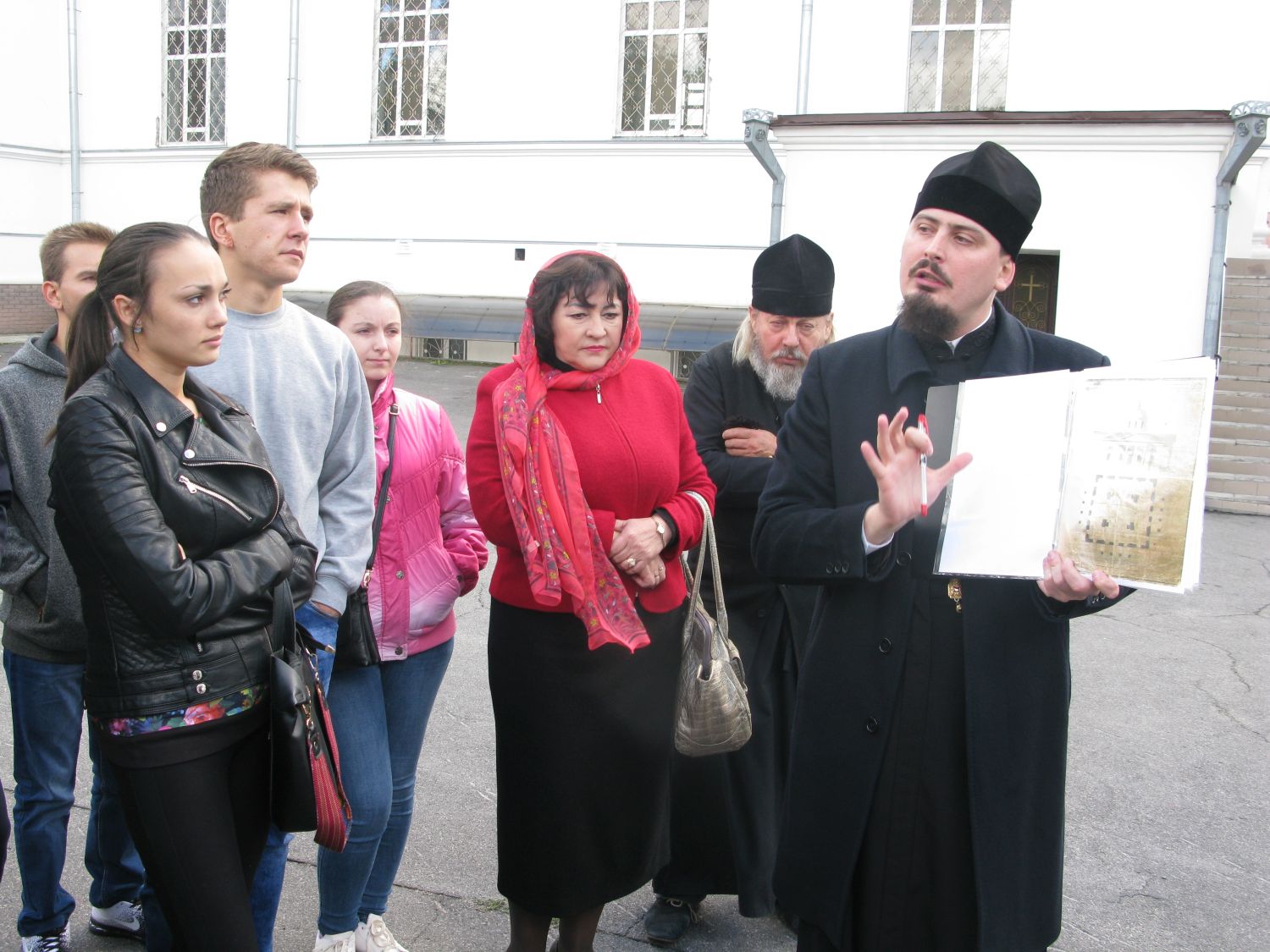 Для студентов и преподавателей ХГАУ устроили экскурсию по храмам Херсона