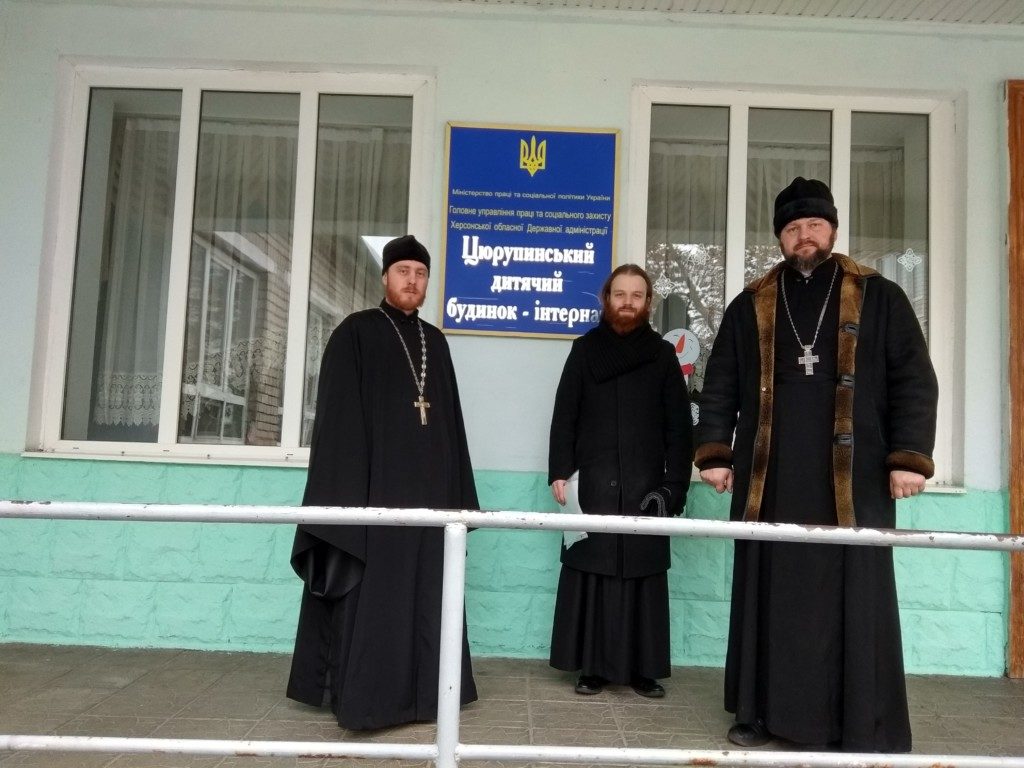 Из Николаевского Морского собора передали еду и памперсы в детдома Херсона и Олешек      