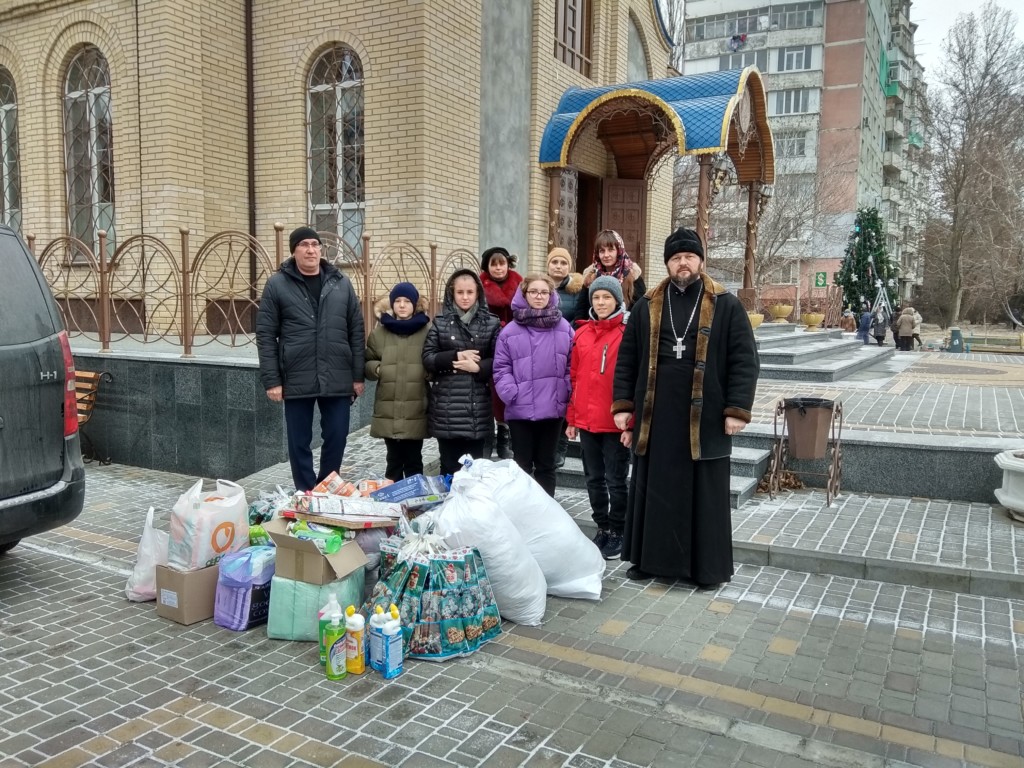 Из Николаевского Морского собора передали еду и памперсы в детдома Херсона и Олешек      
