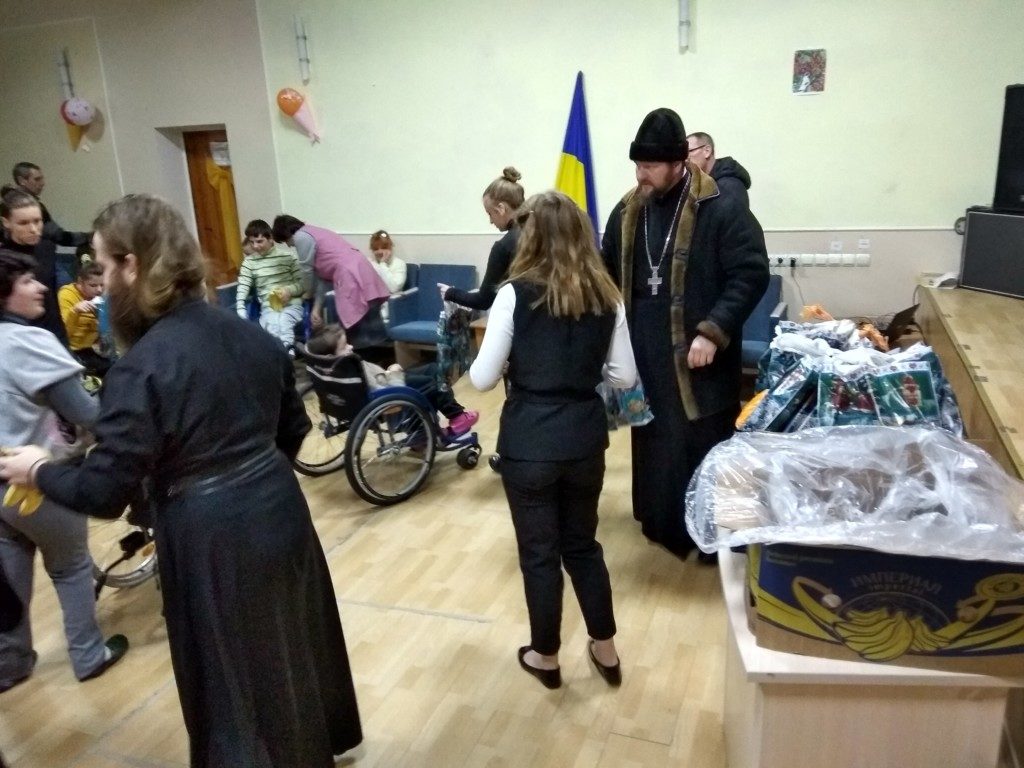 Из Николаевского Морского собора передали еду и памперсы в детдома Херсона и Олешек      