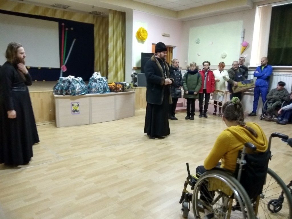 Из Николаевского Морского собора передали еду и памперсы в детдома Херсона и Олешек      