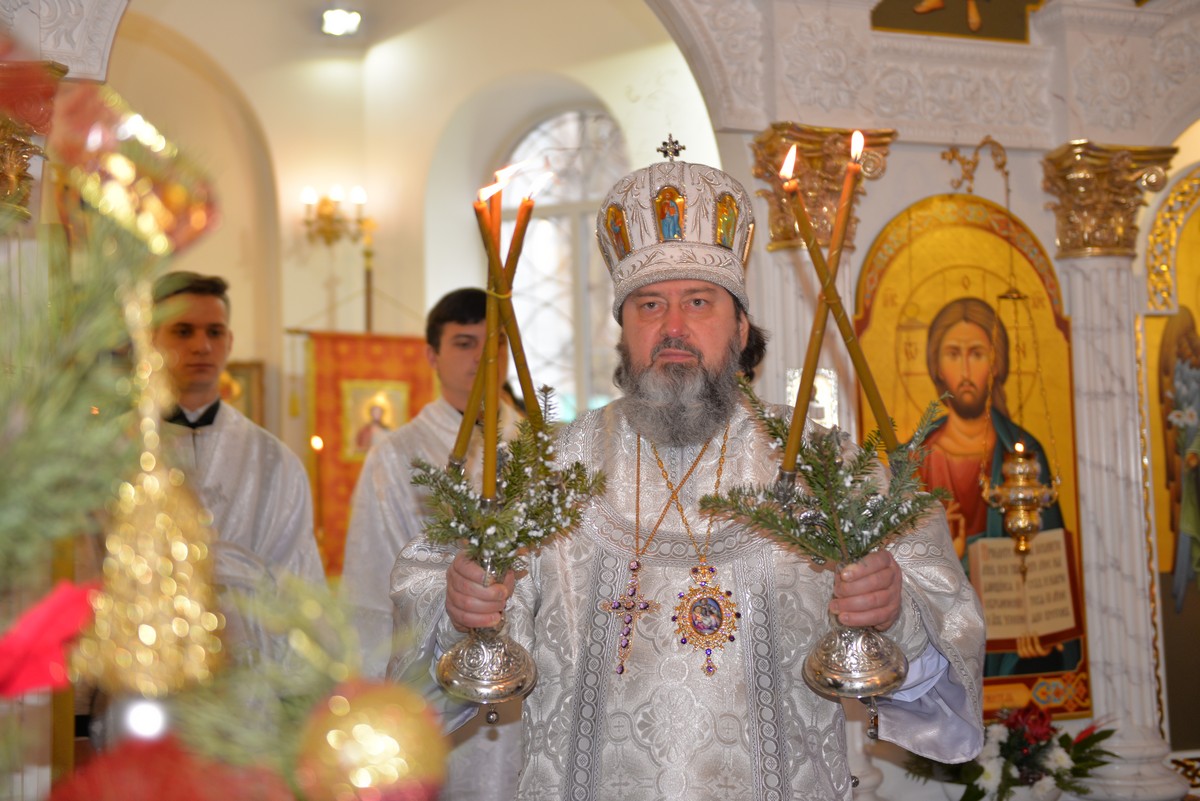На Рождественском богослужении в Касперовском храме митрополит одарил детей из воскресной школы
