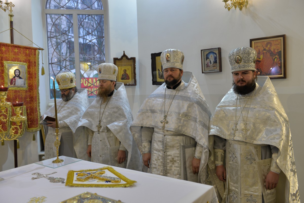 На Рождественском богослужении в Касперовском храме митрополит одарил детей из воскресной школы