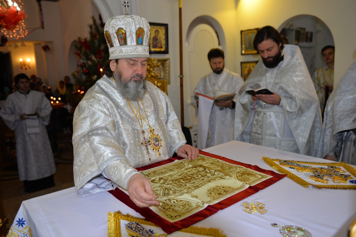 На Рождественском богослужении в Касперовском храме митрополит одарил детей из воскресной школы