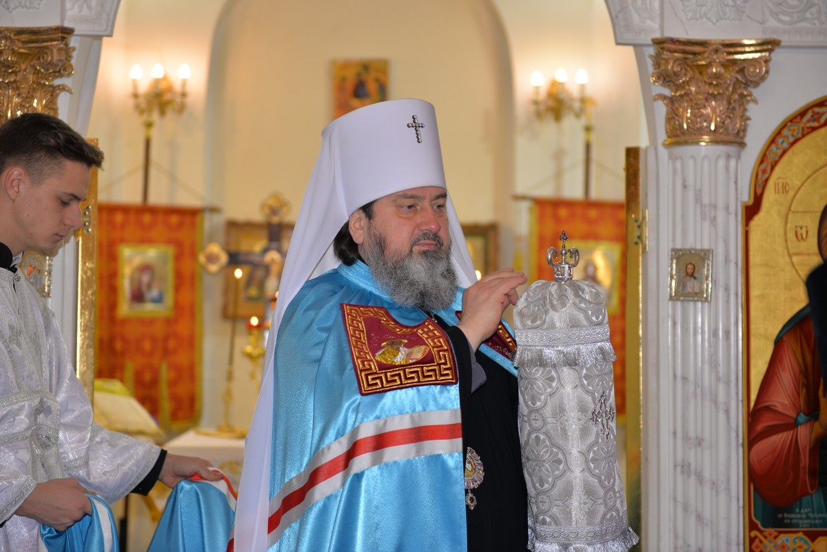 На Рождественском богослужении в Касперовском храме митрополит одарил детей из воскресной школы
