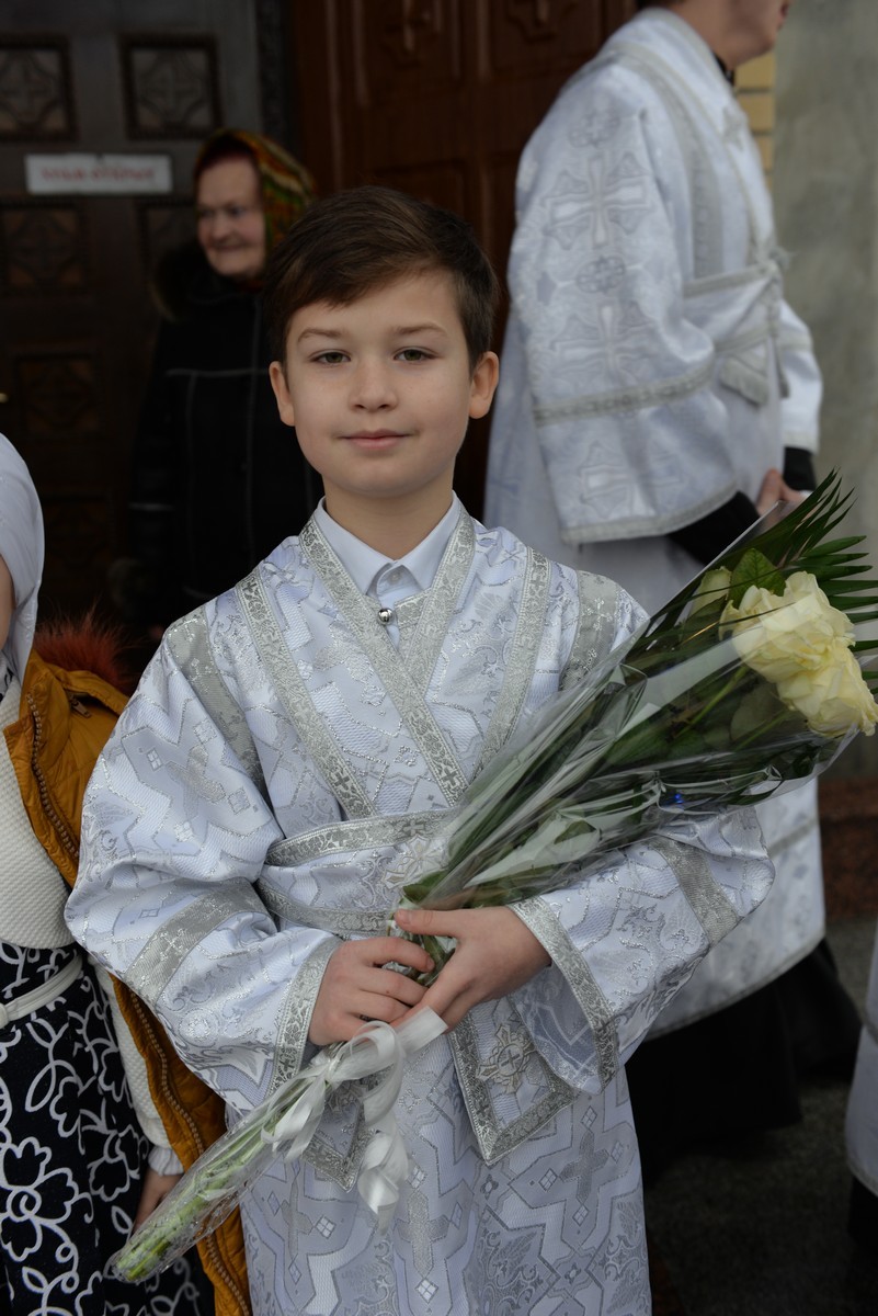На Рождественском богослужении в Касперовском храме митрополит одарил детей из воскресной школы