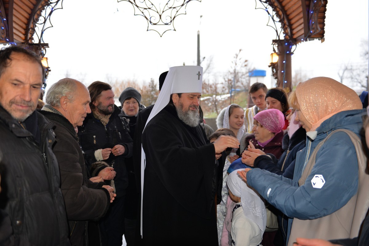 На Рождественском богослужении в Касперовском храме митрополит одарил детей из воскресной школы