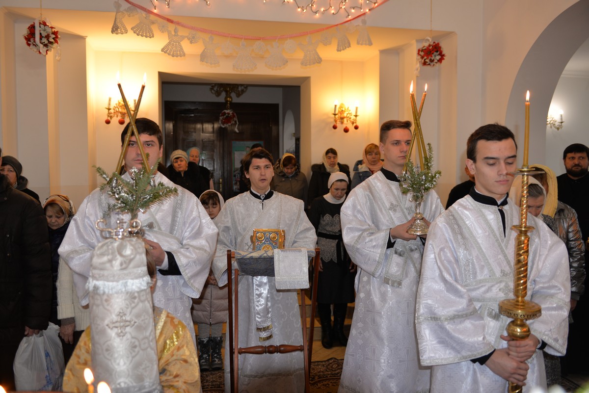 На Рождественском богослужении в Касперовском храме митрополит одарил детей из воскресной школы