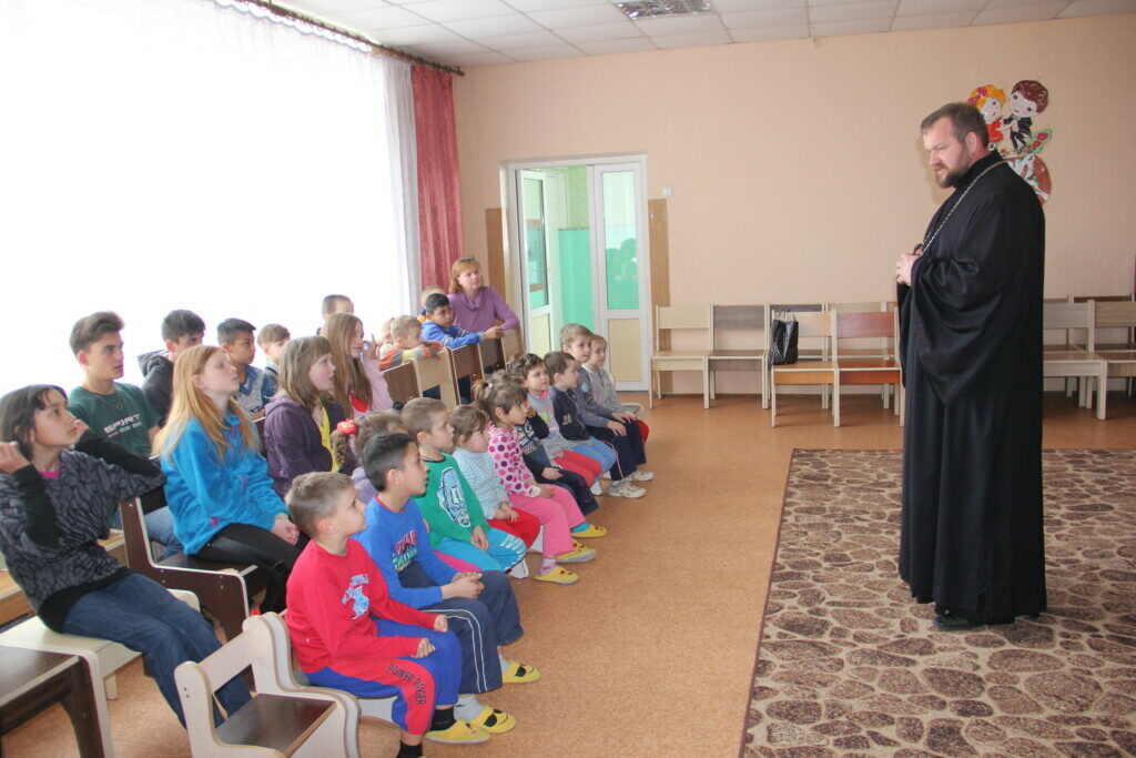 В пригороде Херсона в детском приюте учили делать пасхальные игрушки