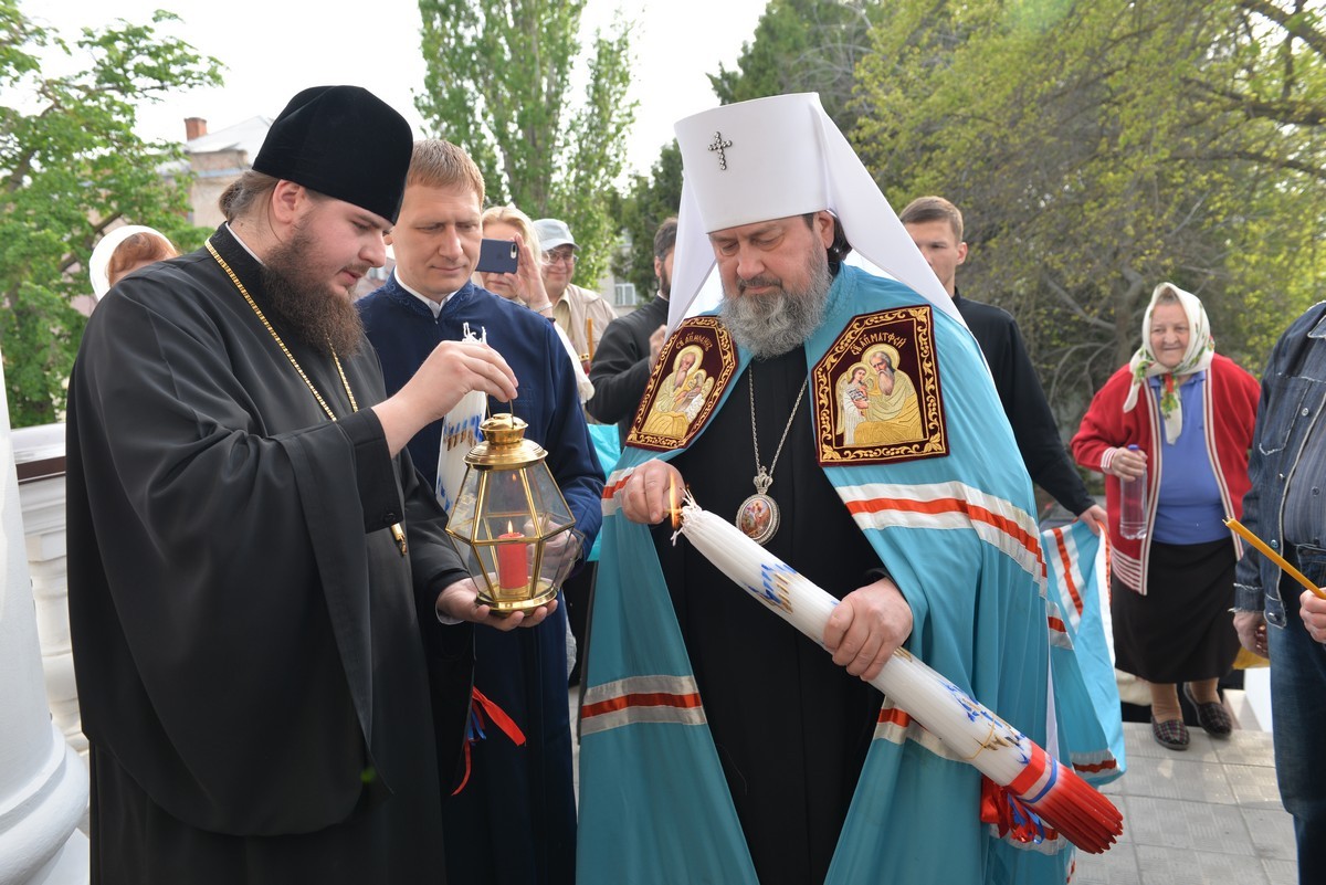 Как в Светлый Вторник в Свято-Духовском соборе Херсона Благодатный огонь встречали 