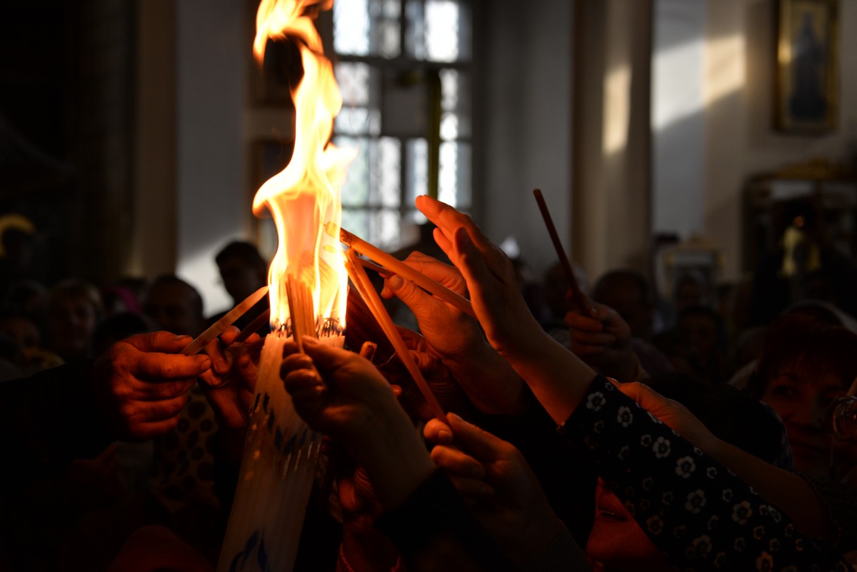 Как в Светлый Вторник в Свято-Духовском соборе Херсона Благодатный огонь встречали 