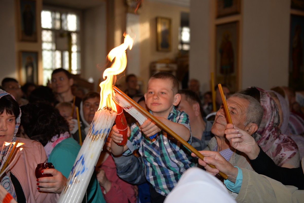 Как в Светлый Вторник в Свято-Духовском соборе Херсона Благодатный огонь встречали 