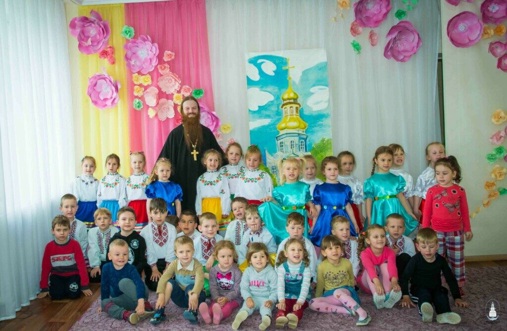 В херсонском детсаду священник провел пасхальное занятие 