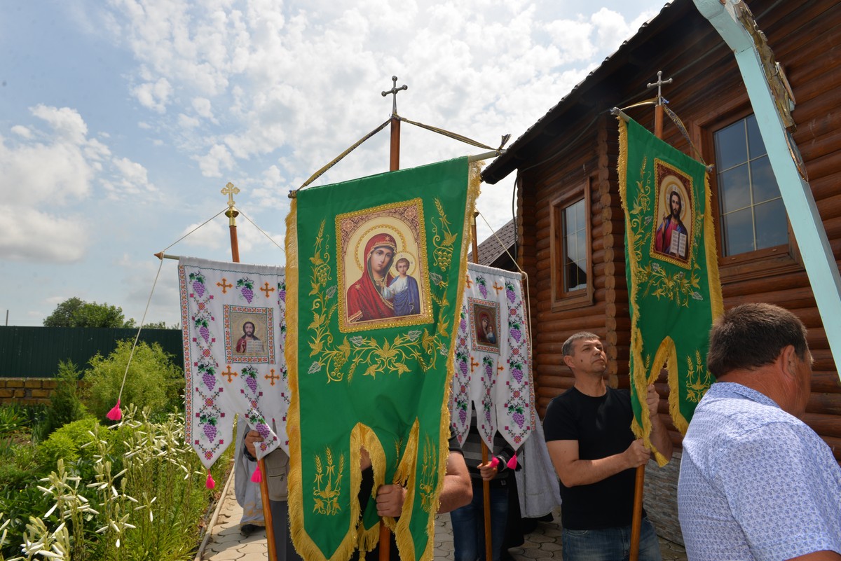 В Скадовском районе в женском монастыре прошел праздничный крестный ход