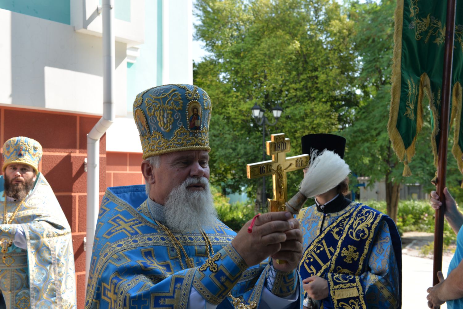 В Чернобаевке прошли крестным ходом вокруг Казанского храма
