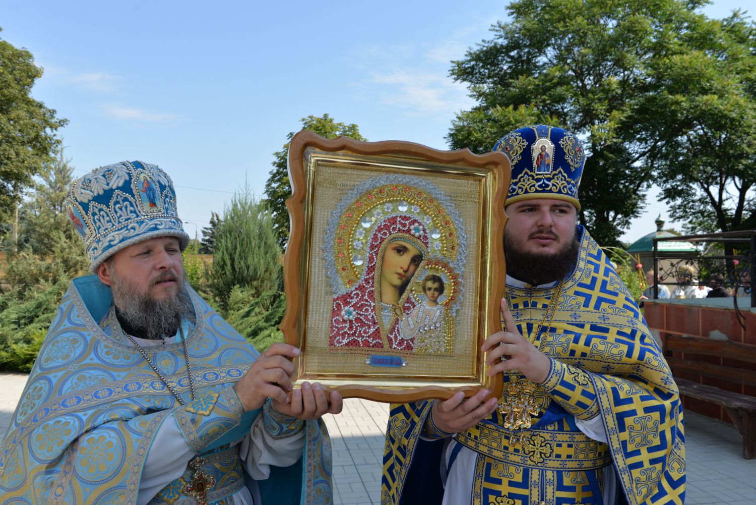 В Чернобаевке прошли крестным ходом вокруг Казанского храма