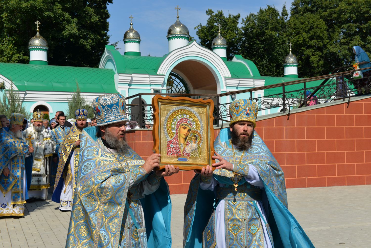 В Чернобаевке прошли крестным ходом вокруг Казанского храма