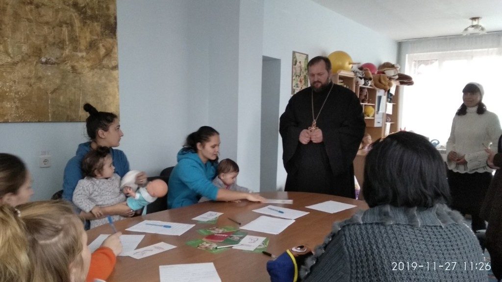В Херсоне одиноких мам в Центре матери и ребёнка одарили подарками